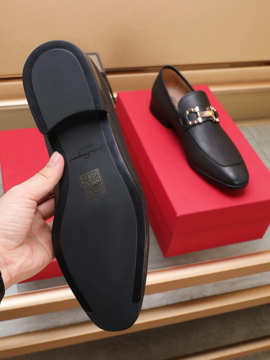 P620💰🔥《Ferragamo》👏Latest • High-end top brand luxury ~ purchasing agency, top quality ~. New fashionable business men's shoes 🔜The uppers are made of original palm-print cowhide➕cowhide·lining, with fine workmanship. The original stylish and soft combination wear-resistant and non-slip outsole is light and comfortable on the foot. The real thing looks better when photographed in person. Color: two colors available. Number of yards: 38/45 yards